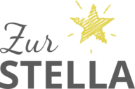 Das Logo der Ferienwohnungen "Zur Stella". Über dem Schriftzug ist ein gelber Stern zu sehen.