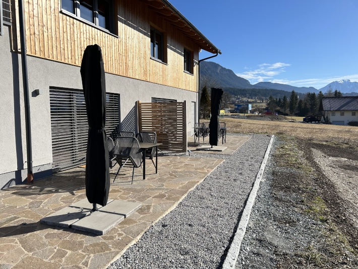 Blick auf eine der Terrassen mit aufgebauten Sitzmöbeln