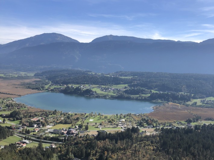 Der Pressegger See vor einem Bergpanorama.