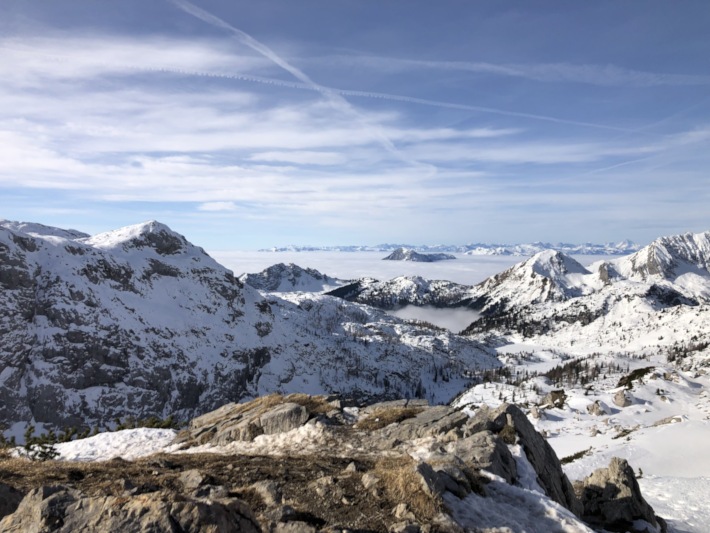 Ausblick vom Gipfel eines Berges im Skigebiet Nassfeld.